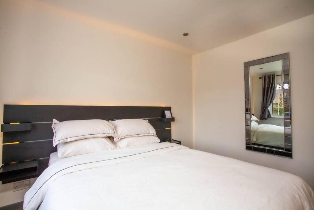 Three Bedroom House, Driveway, Bracknell Centre Exterior foto