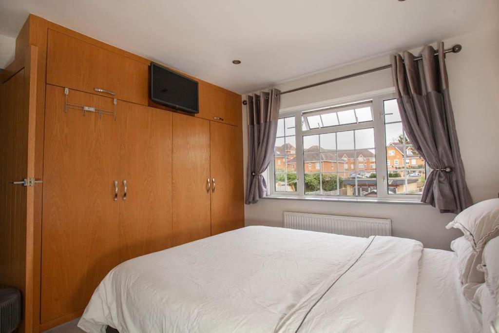 Three Bedroom House, Driveway, Bracknell Centre Exterior foto