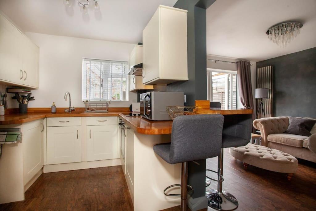 Three Bedroom House, Driveway, Bracknell Centre Exterior foto
