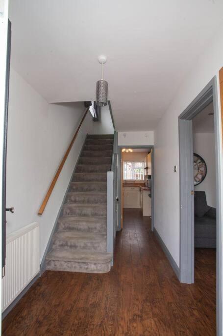 Three Bedroom House, Driveway, Bracknell Centre Exterior foto
