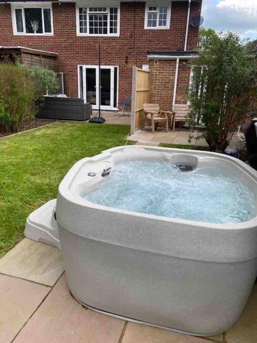 Three Bedroom House, Driveway, Bracknell Centre Exterior foto